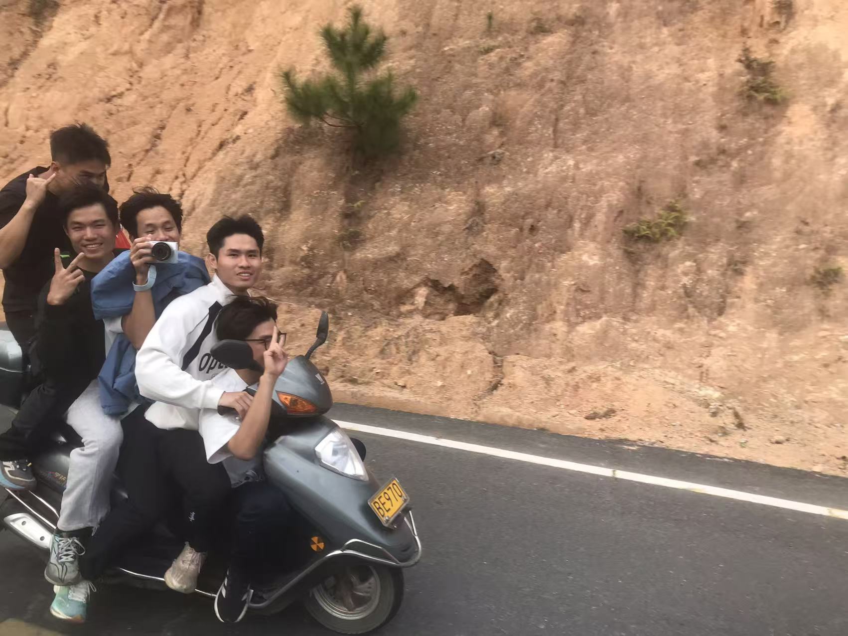 队员一起进行室内活动