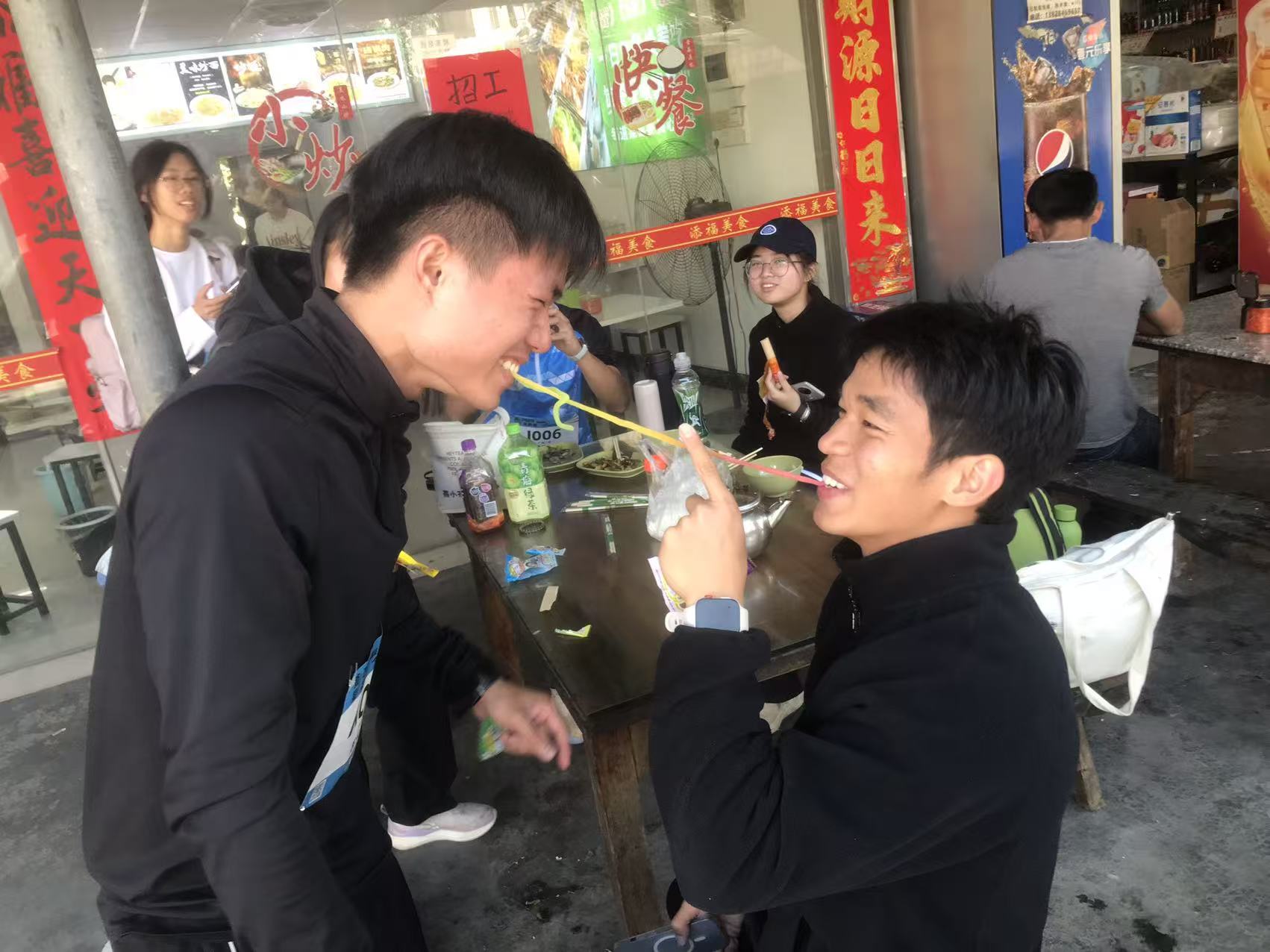 队员一起分享美食