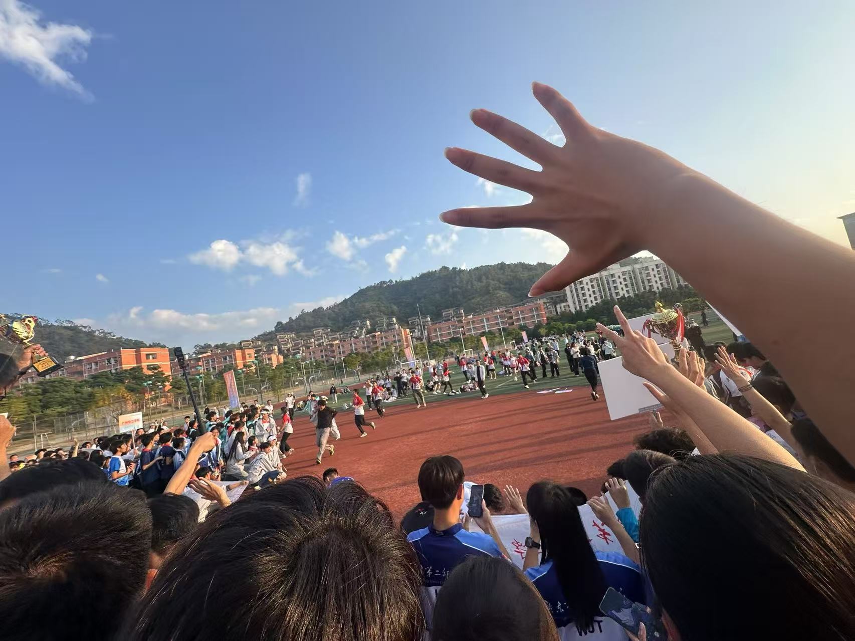 定向越野队比赛现场加油