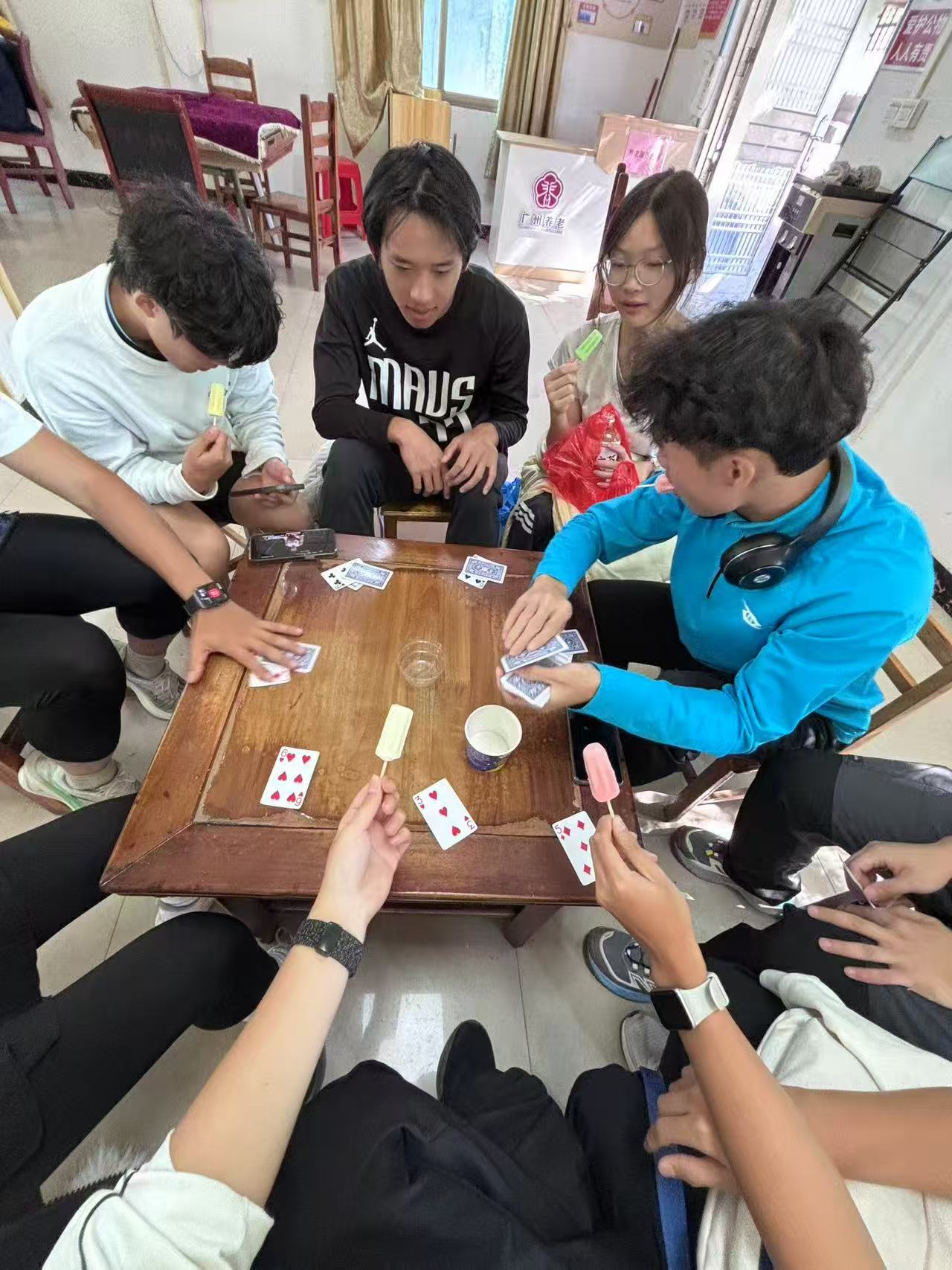 队员一起庆祝活动