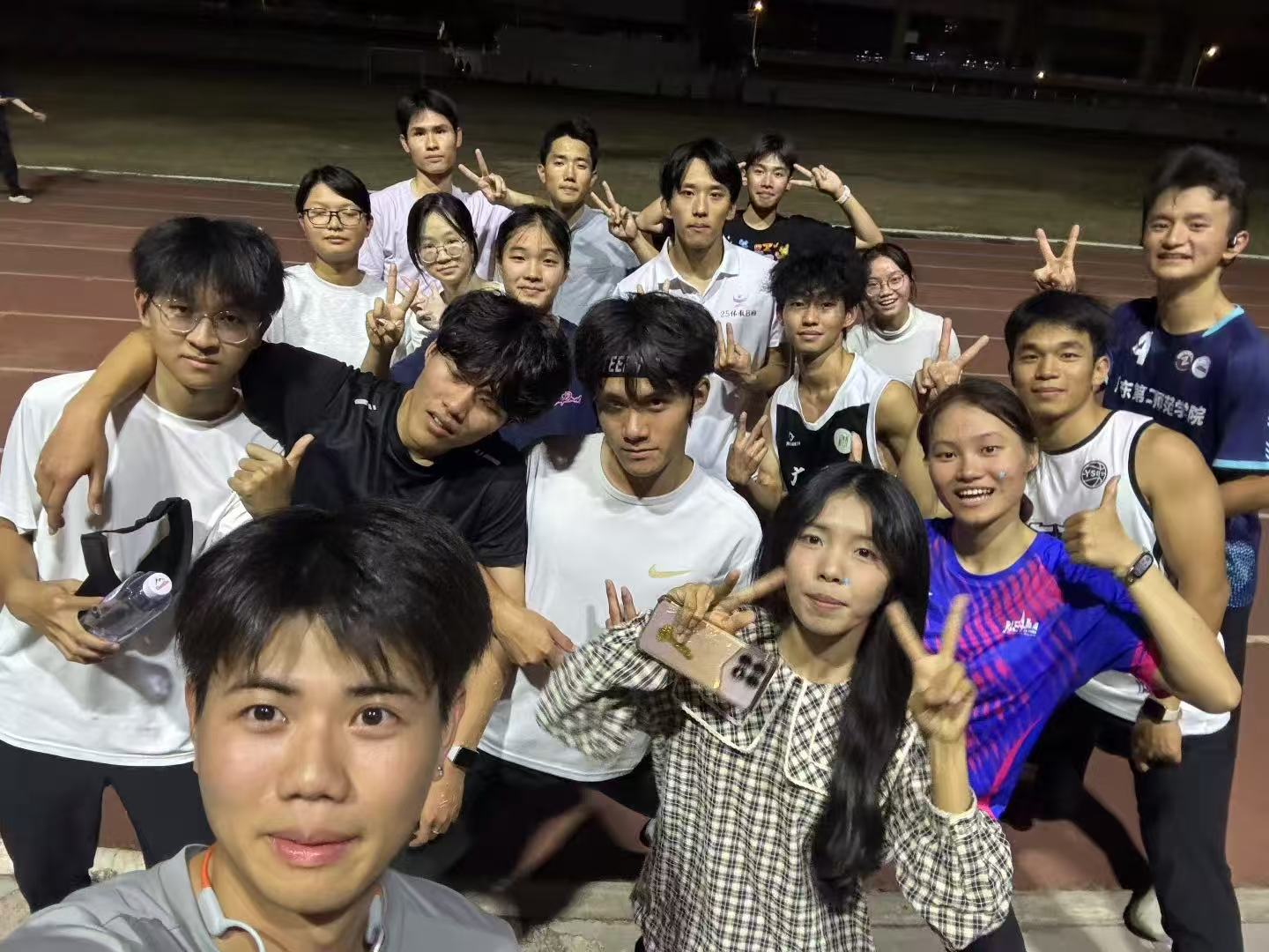 广二师定向越野队训练合影